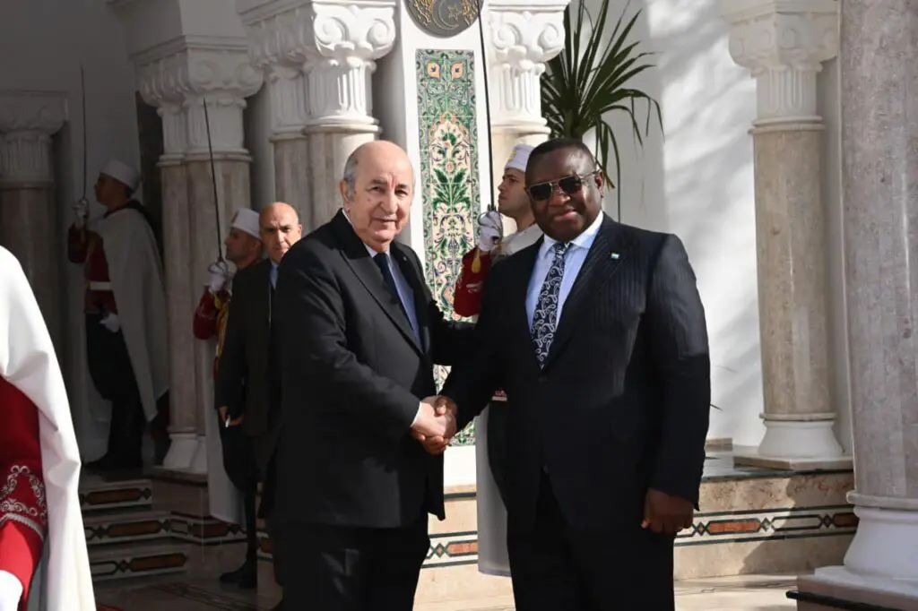 Tebboune accueille son homologue de Sierra Léone à Alger (Vidéo)