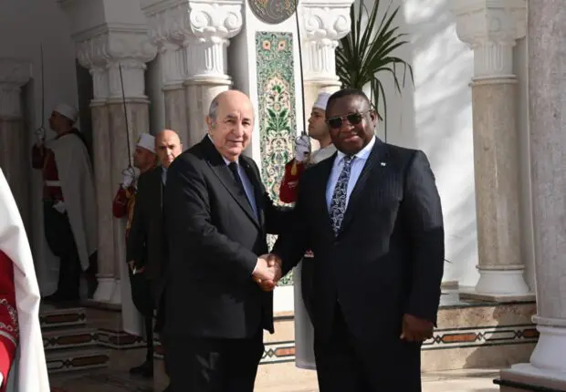 Tebboune accueille son homologue de Sierra Léone à Alger (Vidéo)