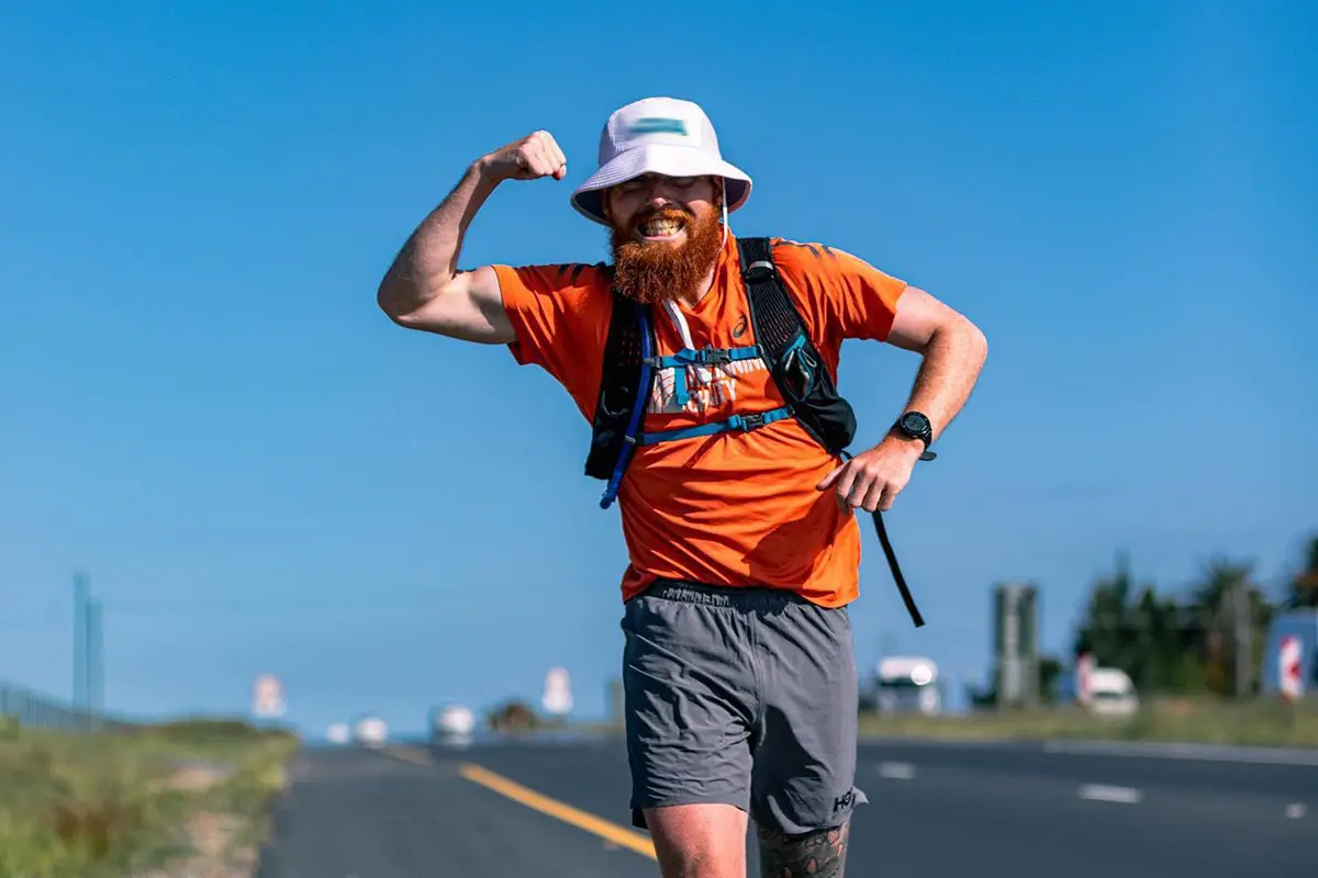 Russell Cook, 1er homme à traverser l’Afrique en course à pied, débarque en Algérie
