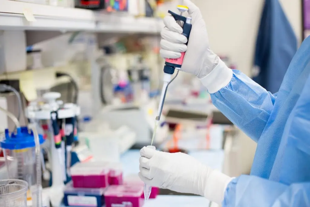 Innovation : une puce biométrique pour la détection du cancer développée en Algérie