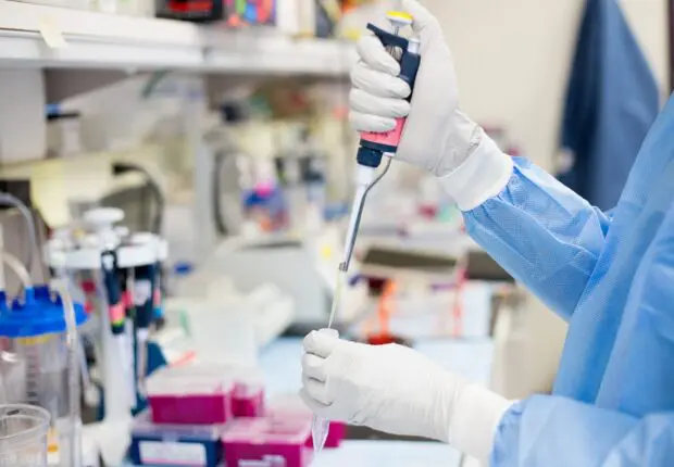 Innovation : une puce biométrique pour la détection du cancer développée en Algérie