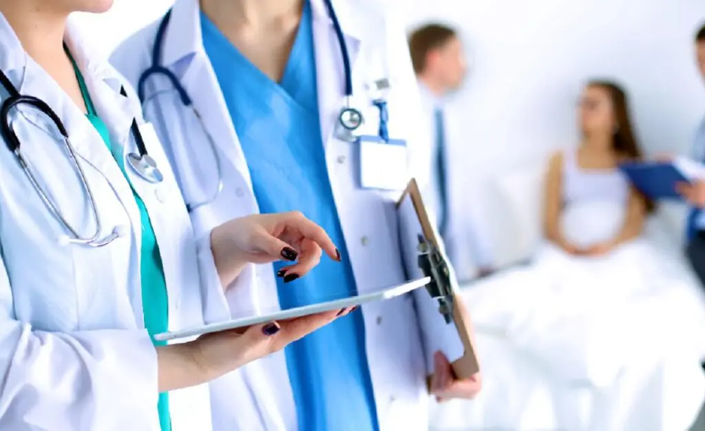 Menacés d’expulsion, les médecins étrangers de nouveau autorisés à travailler en France