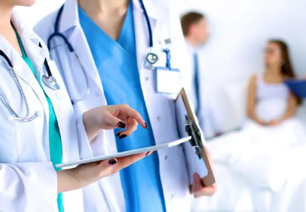 Menacés d’expulsion, les médecins étrangers de nouveau autorisés à travailler en France