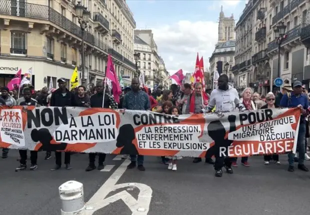 Loi d’immigration en France : des milliers de manifestants pour demander son retrait