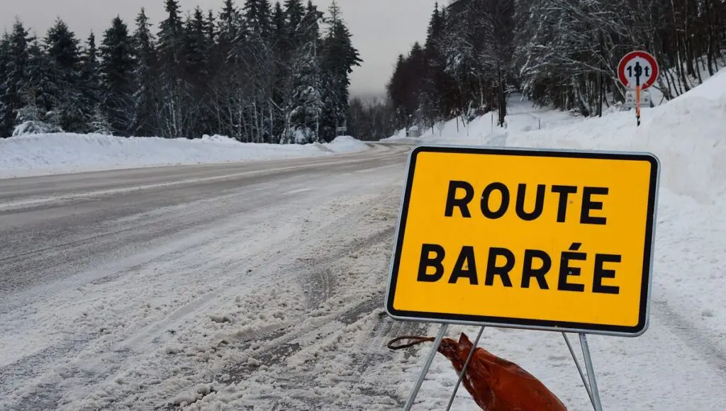 Intempéries en Algérie : Plusieurs routes fermées à cause des chutes de neige