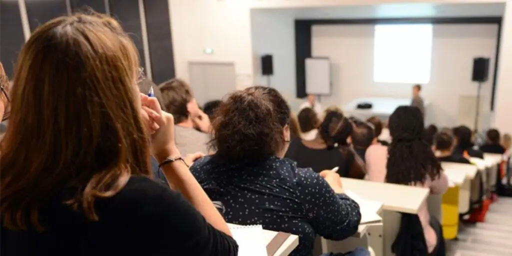 Remboursement des étudiants algériens : l’école française réagit aux accusations