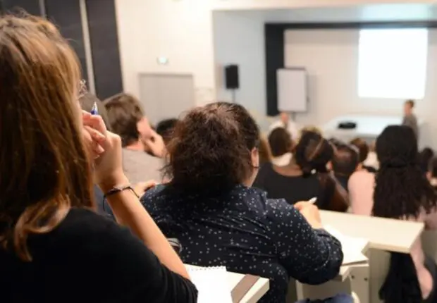 Remboursement des étudiants algériens : l’école française réagit aux accusations