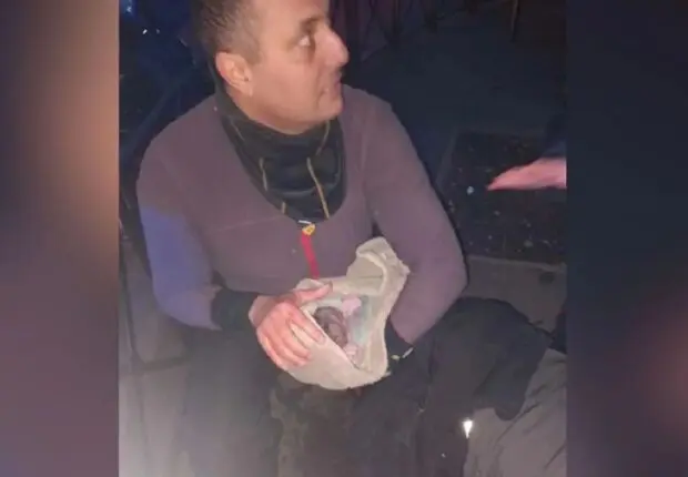 Un sans papiers algérien aide une femme à accoucher en pleine rue en France