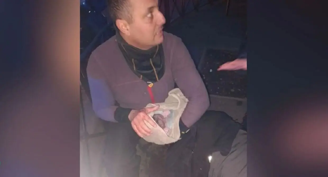 Un sans papiers algérien aide une femme à accoucher en pleine rue en France