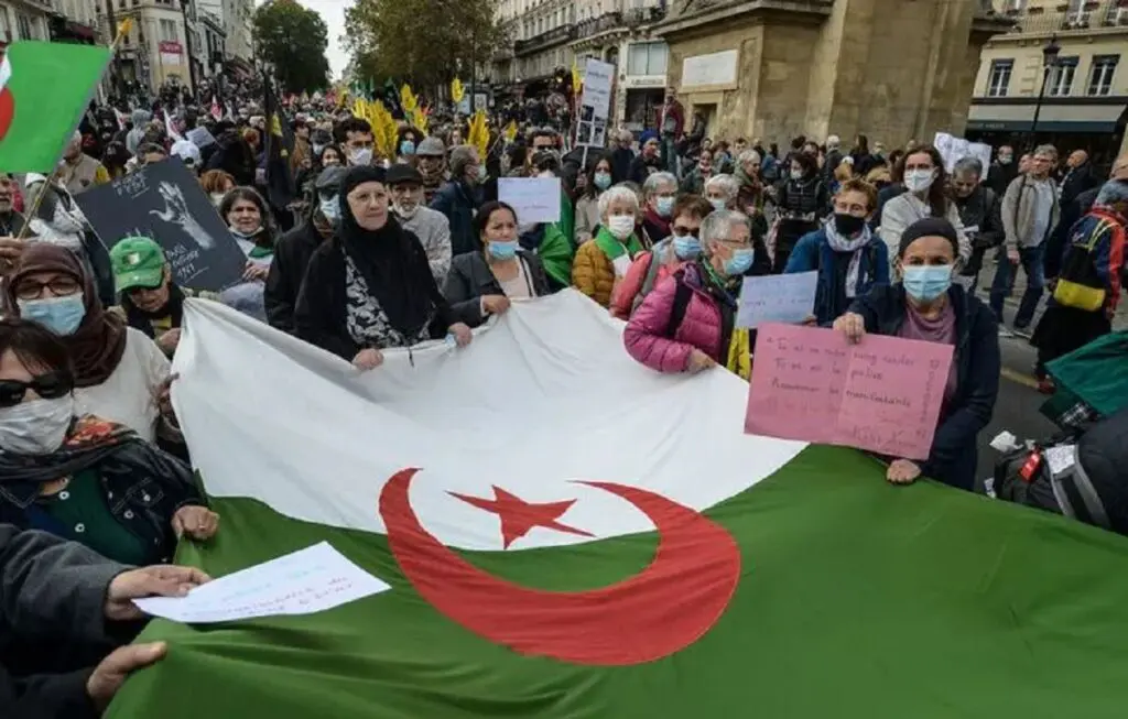 « Risques de troubles graves » : le préfet interdit les rassemblements d’Algériens à Paris
