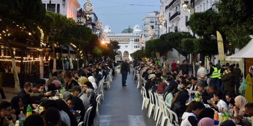 Ramadan 2024 – Méga Ftour : des milliers de personnes se réunissent à Alger