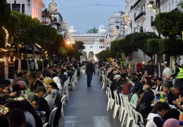 Ramadan 2024 – Méga Ftour : des milliers de personnes se réunissent à Alger