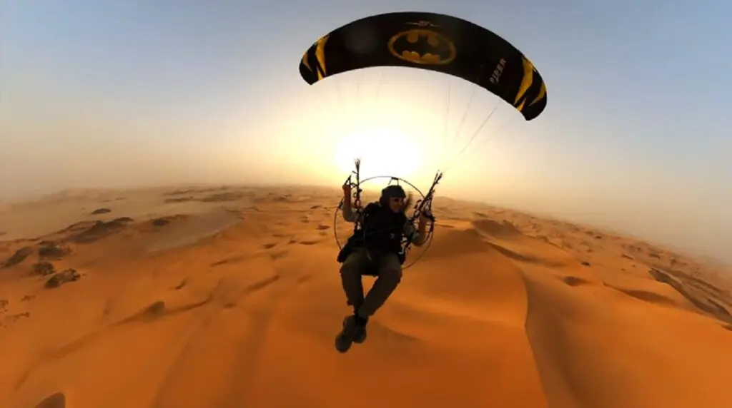 Xavier Levergne, alias Batman, survole Djanet en paramoteur