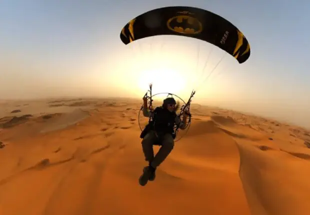 Xavier Levergne, alias Batman, survole Djanet en paramoteur
