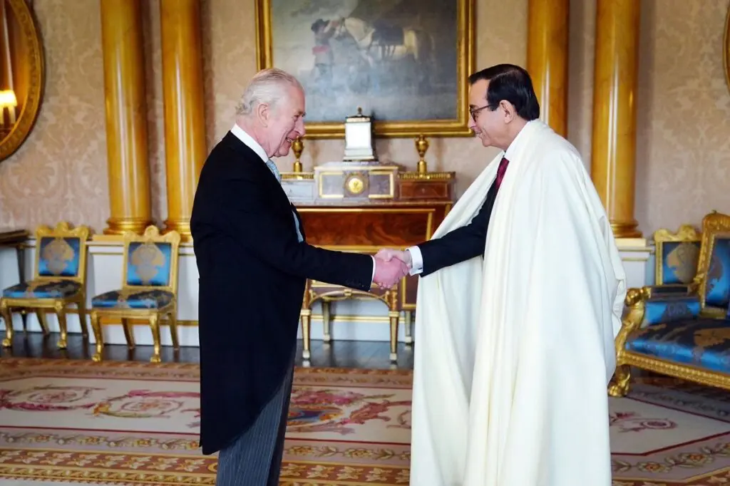 Royaume-Uni : paré d’un Burnous, l’ambassadeur d’Algérie fait sensation à Buckingham