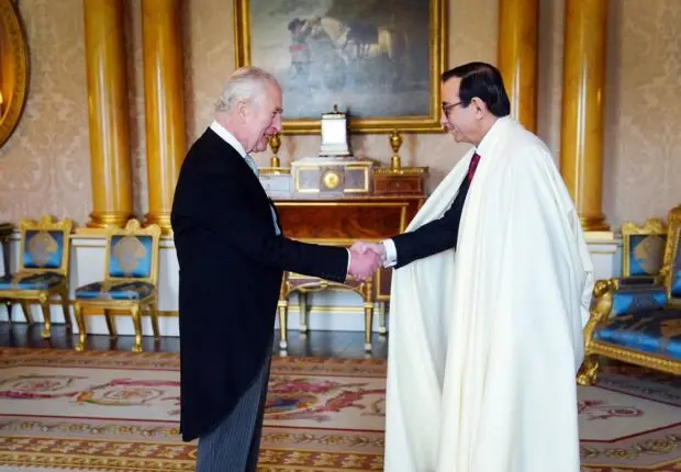 Royaume-Uni : paré d’un Burnous, l’ambassadeur d’Algérie fait sensation à Buckingham