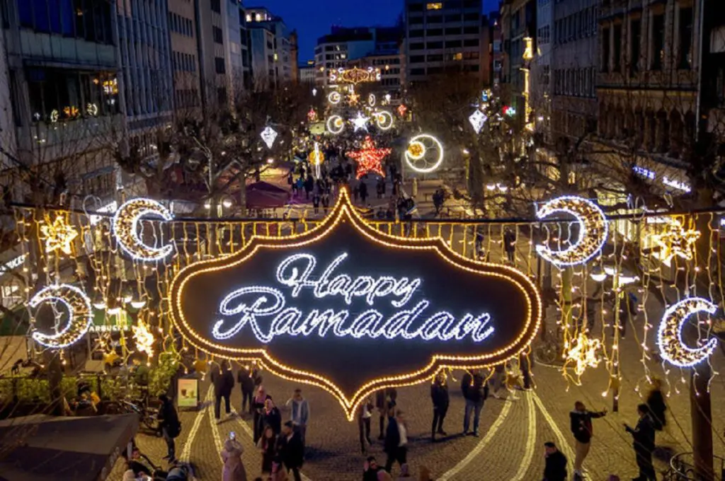Francfort se pare de lumières pour célébrer le Ramadan, une première en Allemagne