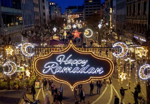 Francfort se pare de lumières pour célébrer le Ramadan, une première en Allemagne