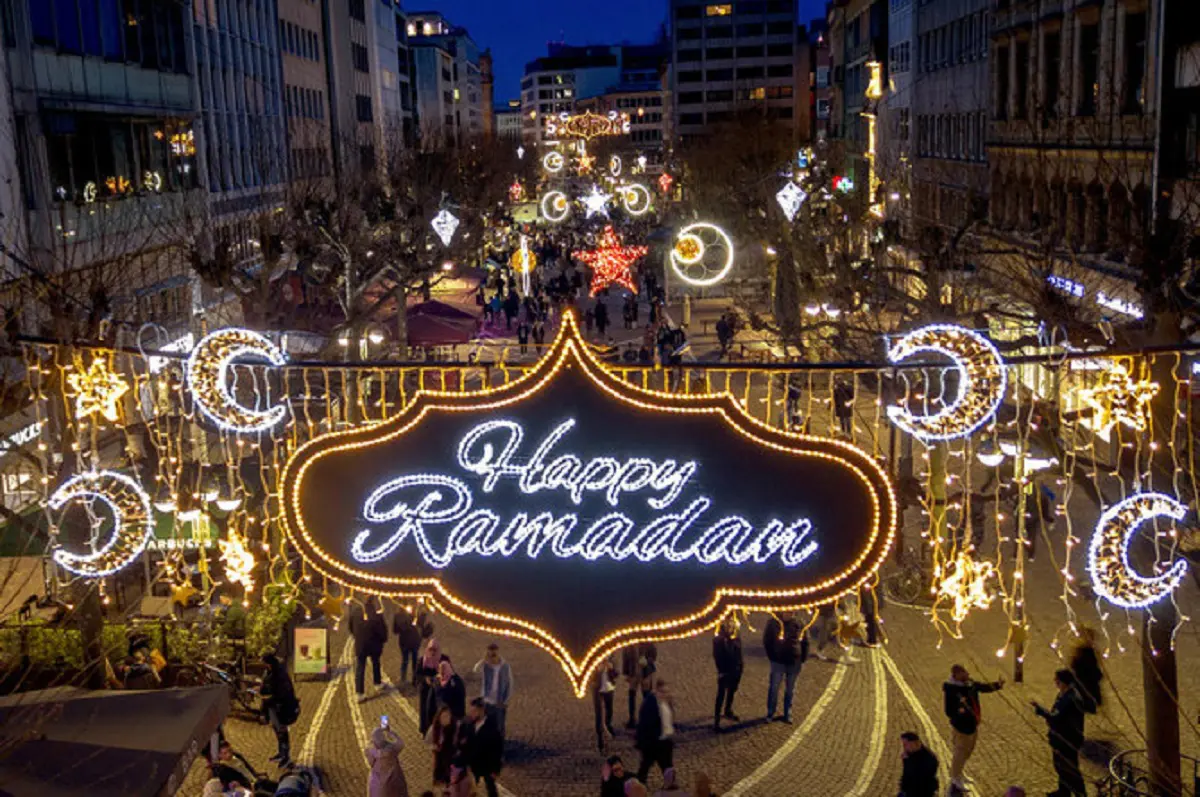 Francfort se pare de lumières pour célébrer le Ramadan, une première en Allemagne