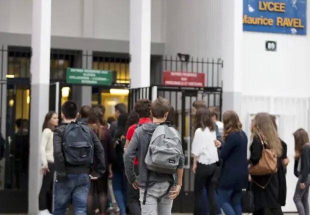 Voile à l’école – France : le départ d’un proviseur menacé de mort suscite la polémique