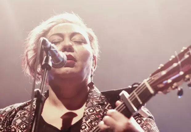 « J’ai envie de raconter la vraie Algérie » : Samira Brahmia se confie sur sa musique