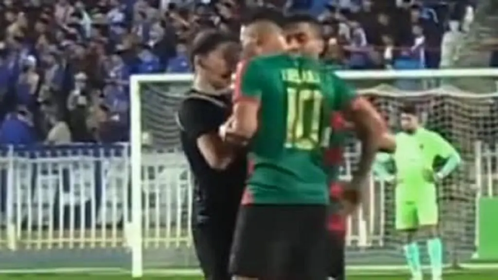 Le mauvais comportement de Belaïli envers la jeune arbitre devient mondialement viral