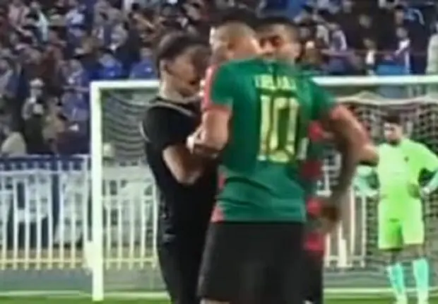 Le mauvais comportement de Belaïli envers la jeune arbitre devient mondialement viral