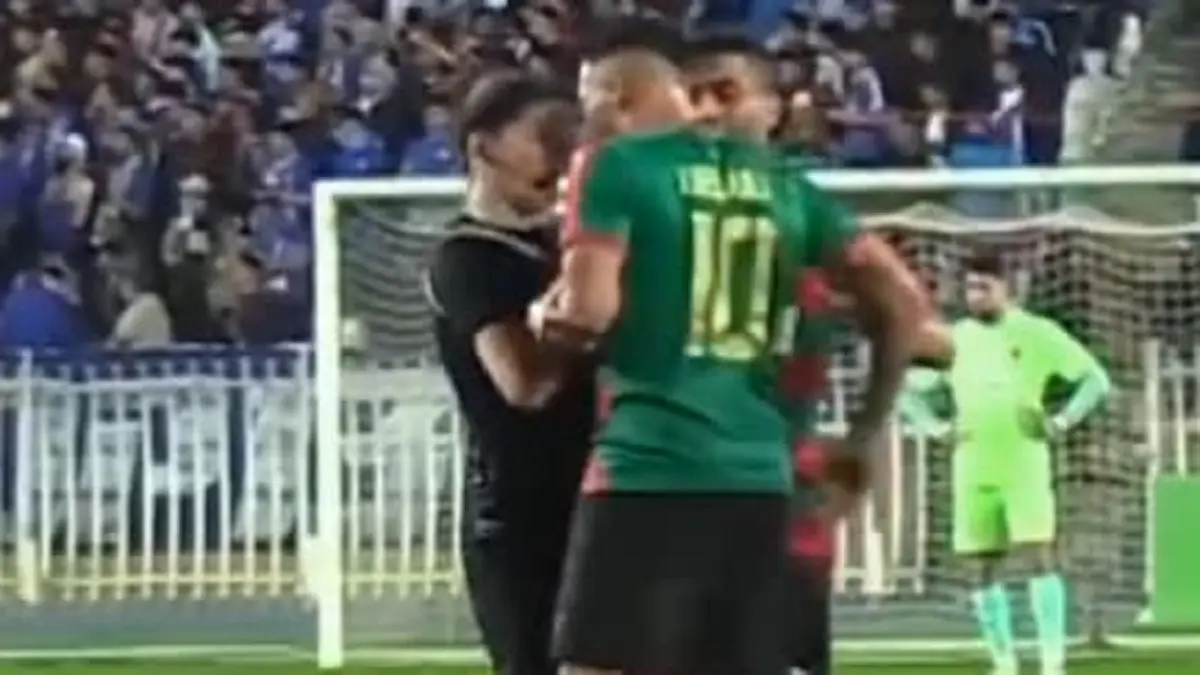 Le mauvais comportement de Belaïli envers la jeune arbitre devient mondialement viral