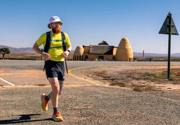 Après l’Algérie, l’aventurier Russell Cook arrive en Tunisie et achève son tour d’Afrique