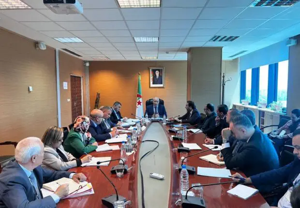 Hausse des prix du café et besoins climatiseurs : Zitouni et le CREA se réunissent