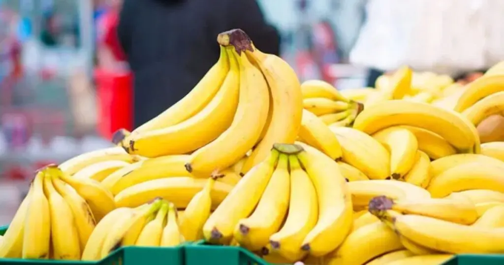 Flambée du prix des bananes : un spéculateur lourdement condamné, l&rsquo;APOCE appelle au boycott