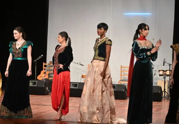Faiza Antri Bouzar brille de mille feux avec karakou algérien à l’Andes Fashion Week
