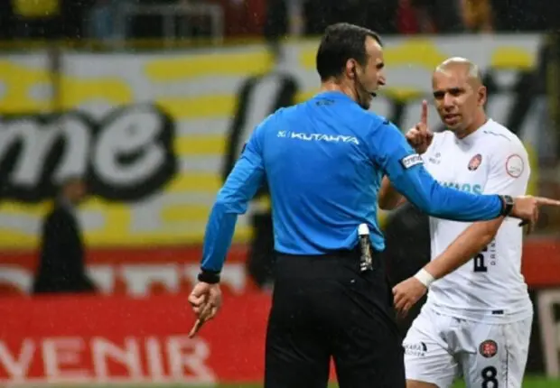 Feghouli lourdement sanctionné en Turquie à cause d’un dérapage