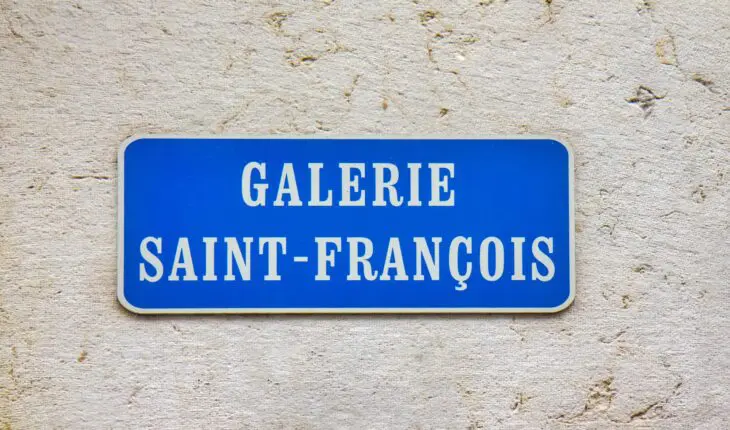 La plaque signalétique joue un rôle essentiel dans l’orientation des clients La plaque signalétique joue un rôle essentiel dans l’orientation des clients