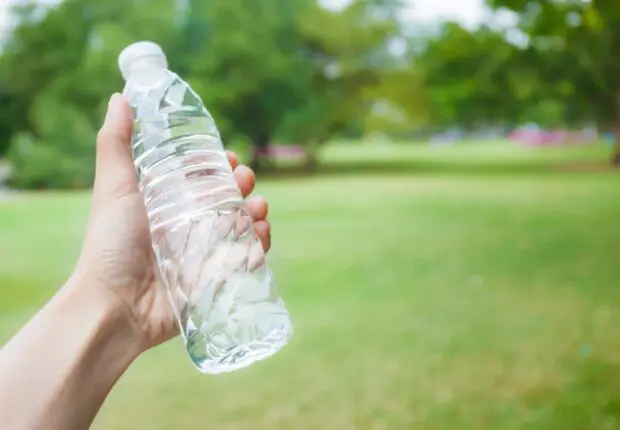 Une bouteille d’eau algérienne au cœur d’une nouvelle polémique en France