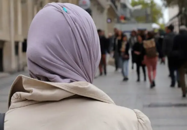 « Cela reste un objectif » : en France, le RN veut toujours interdire le port du voile