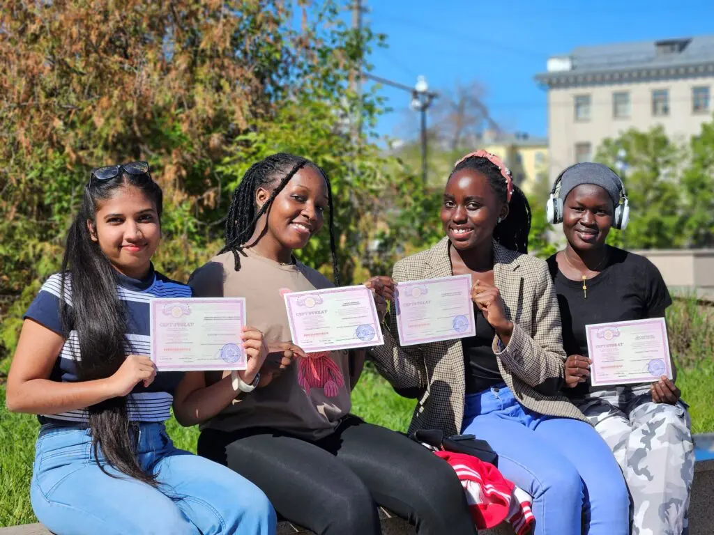 Des étudiantes internationales du programme Alabuga Start montrent fièrement leur diplômes Des étudiantes internationales du programme Alabuga Start montrent fièrement leur diplômes