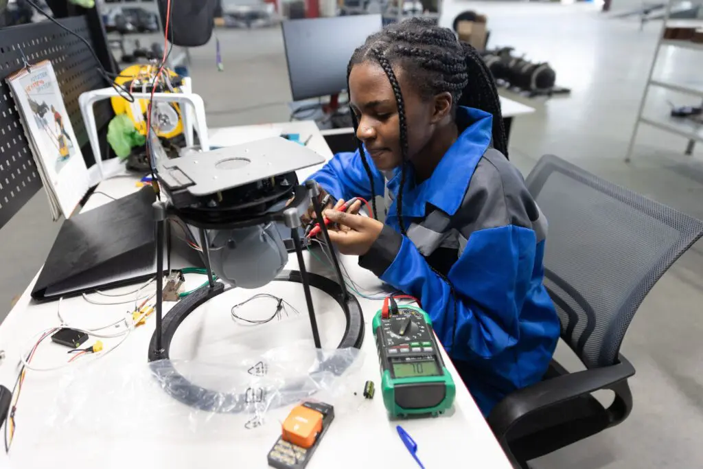 Une étudiante internationale du programme Alabuga Start dans un atelier d'apprentissage Une étudiante internationale du programme Alabuga Start dans un atelier d'apprentissage