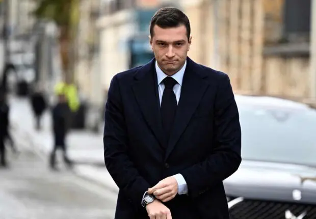 Abandon de la fac, mauvaises notes… Le parcours chaotique de Bardella enflamme la toile