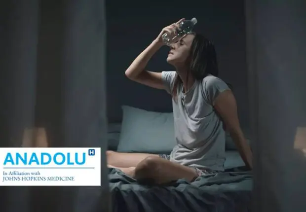 Tout savoir sur les sueurs nocturnes : Causes cachées, symptômes et solutions efficaces !