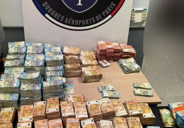 Saisie record à Roissy : 2,4 millions d’euros découverts dans les bagages de 2 Algériens
