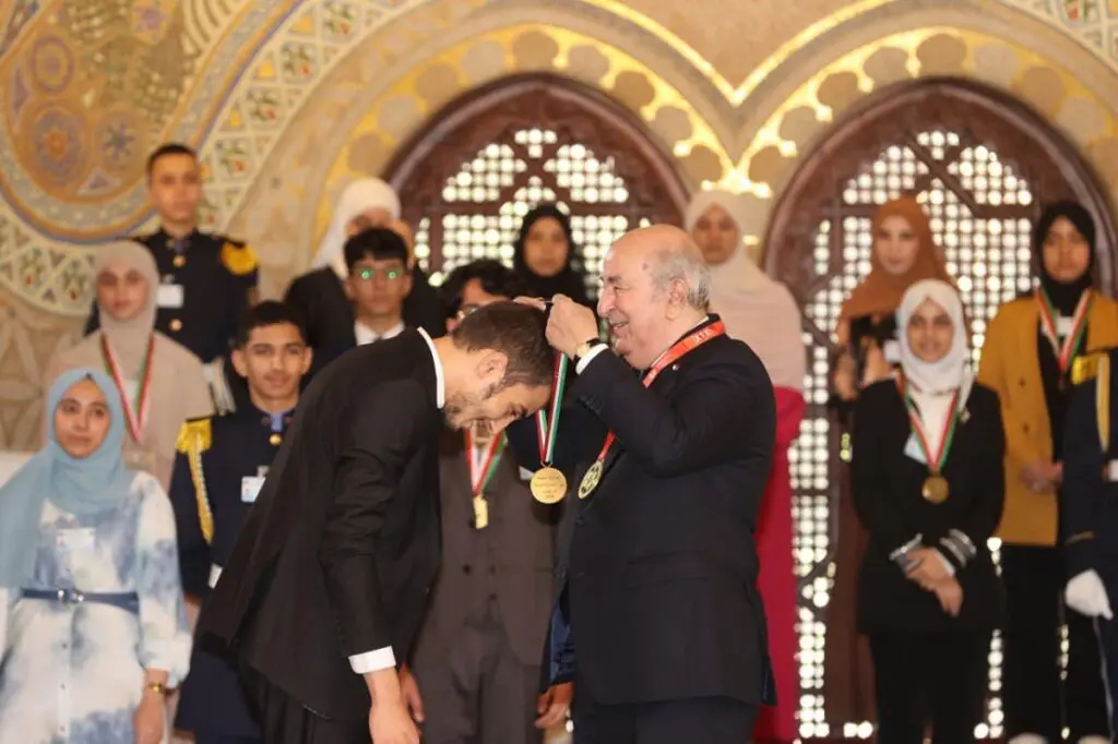 Tebboune honore les meilleurs lauréats au BAC et au BEM 2024 lors d&rsquo;une cérémonie