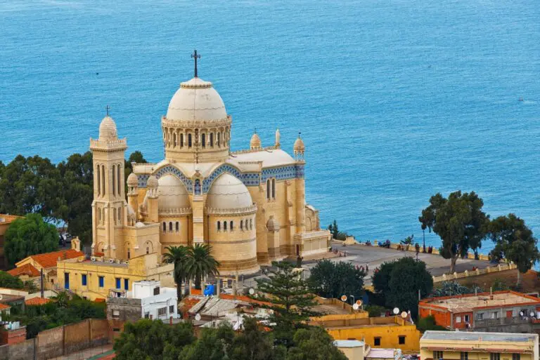 Basilique Notre-Dame d'Afrique surplombant la baie d'Alger