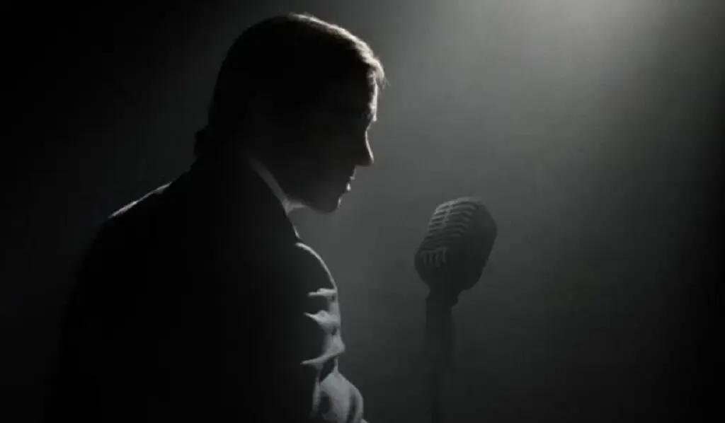 « Monsieur Aznavour »: la légende française renaît grâce à la transformation bluffante de Tahar Rahim