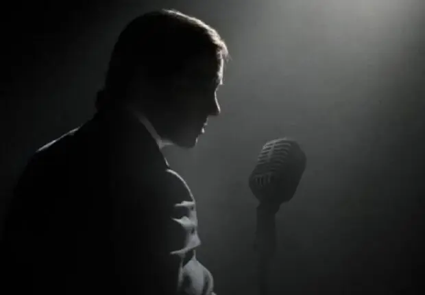 « Monsieur Aznavour »: la légende française renaît grâce à la transformation bluffante de Tahar Rahim