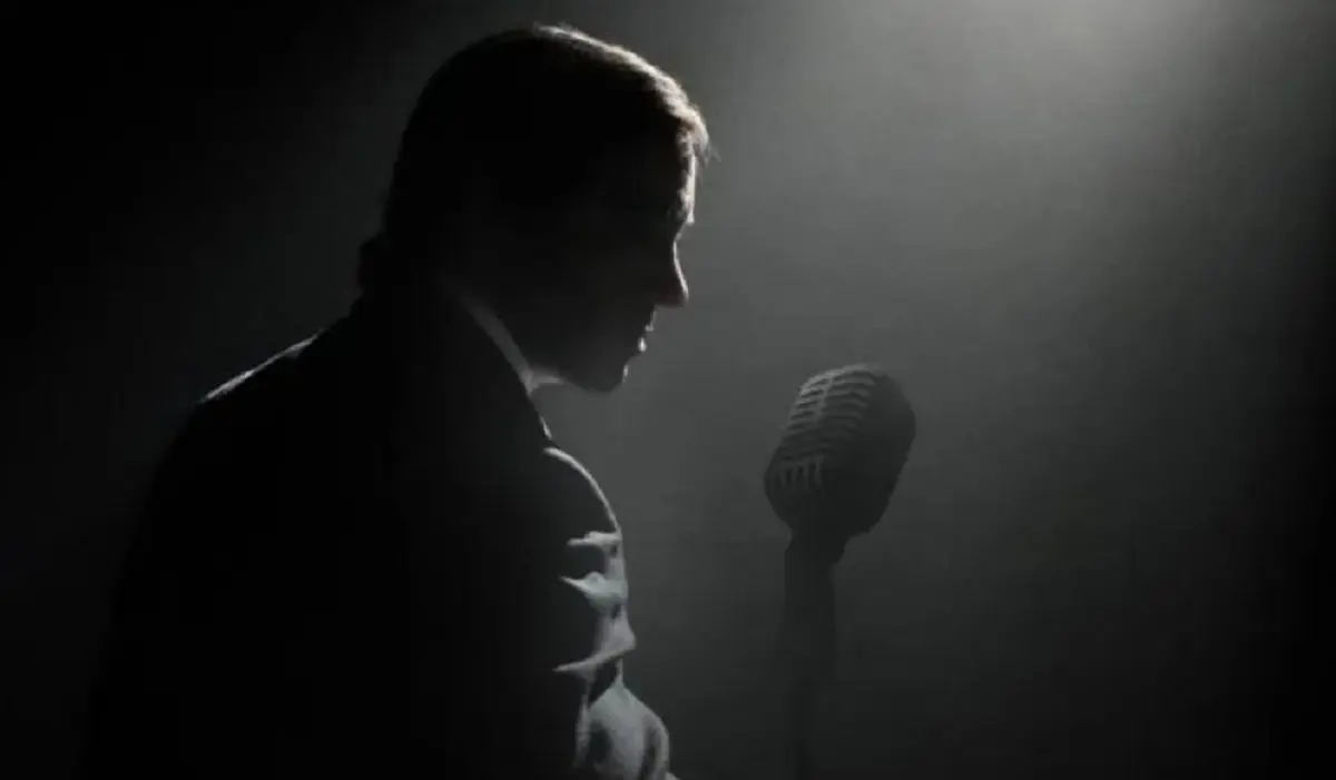 « Monsieur Aznavour »: la légende française renaît grâce à la transformation bluffante de Tahar Rahim