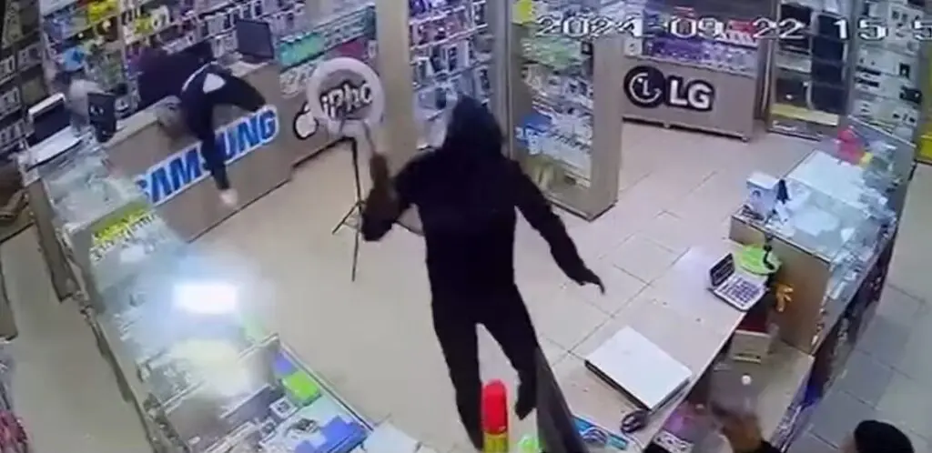 Scène hollywoodienne : des hommes cagoulés armés de sabres braquent un magasin à Tindouf (vidéo)