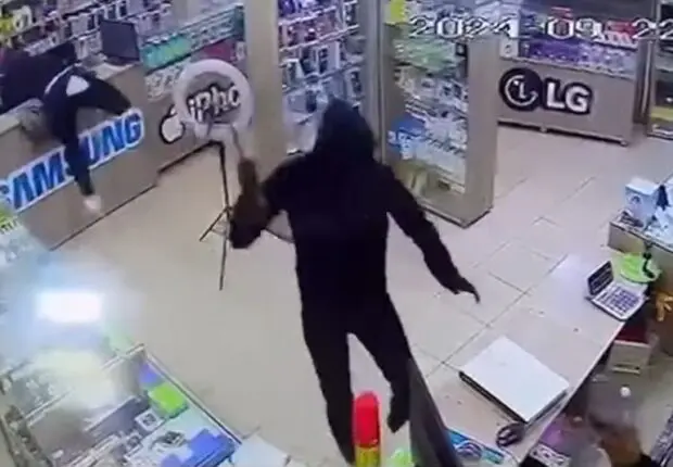 Scène hollywoodienne : des hommes cagoulés armés de sabres braquent un magasin à Tindouf (vidéo)