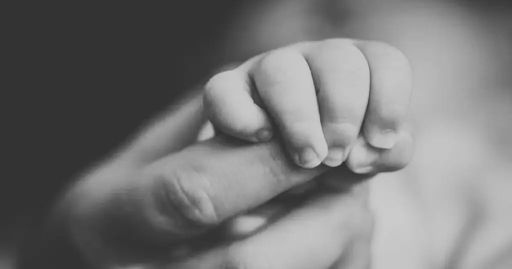 Au-delà de l&rsquo;horreur : Un bébé de 16 mois torturé et brûlé à mort par ses propres parents à Alger