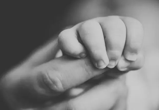 Au-delà de l’horreur : Un bébé de 16 mois torturé et brûlé à mort par ses propres parents à Alger